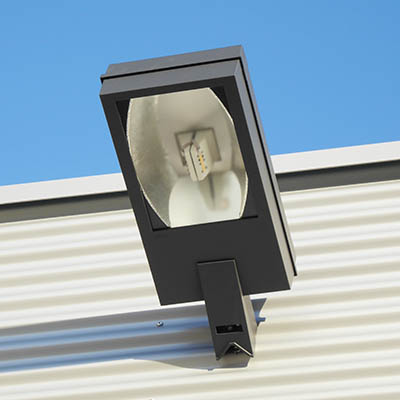 Außenbeleuchtung an einer Wand.