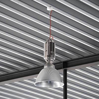 Lampe aus Metal die an eier Decke hängt.