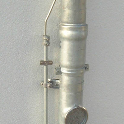 Blitzsableiter am Fallrohr.