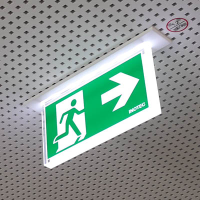 Sicherheitsbeleuchtung mit Hinweis auf Notausgang
