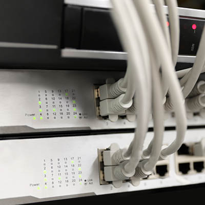 Stecker die in ein Gerät gesetzt sind.