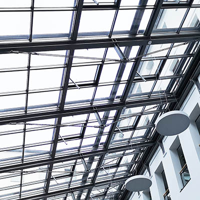 Glasdecke in einer Halle mit Lüftungsklappen