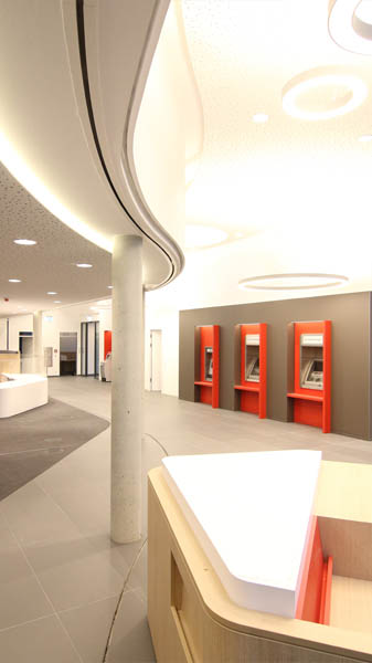 Kassenhalle mit Blick auf Geldautomaten