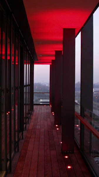 Rot beleuchteter Korridor