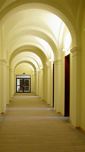 Gut beleuchteter Flur in einem Altbau.