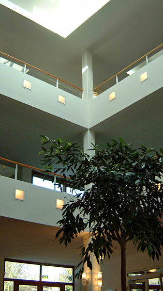 Halle mit offenem Blick in die darüber liegenden Geschosse.