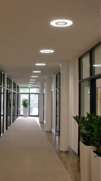 Heller Flur in einem Geschäftshaus