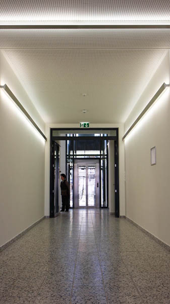 Heller Flur in einem Büro- und Geschäftshaus