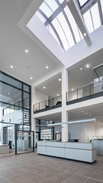 Empfangstheke in der hellen Eingangshalle