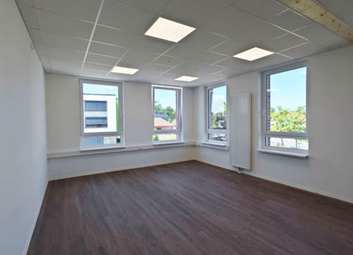 Leerer Büroraum mit 4 Fenstern