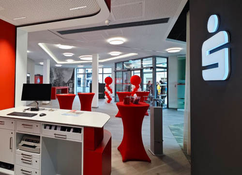 Ein Tresen in einer Sparkasse